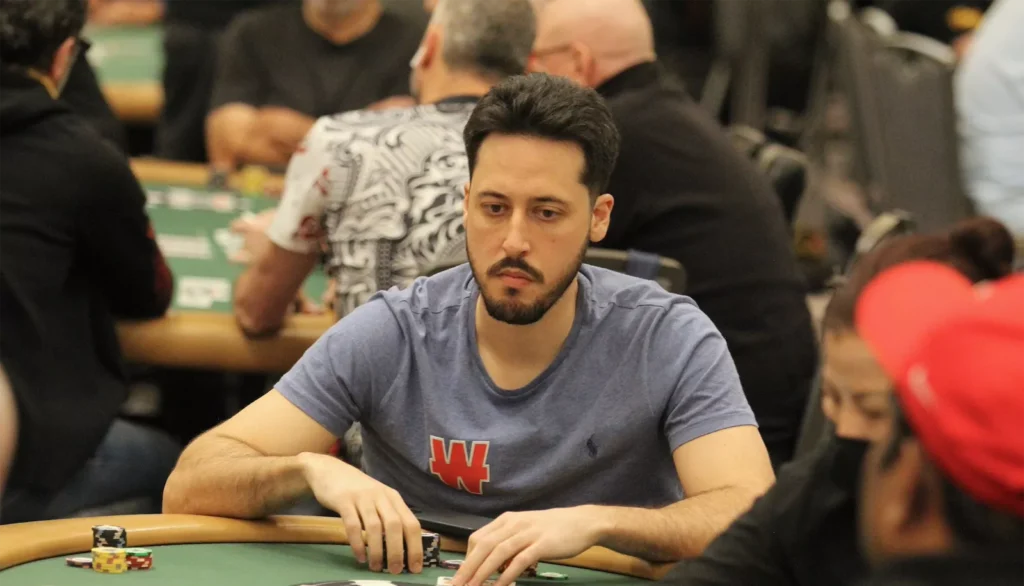 Adrián Mateos vinner sitt WSOP-armbånd.