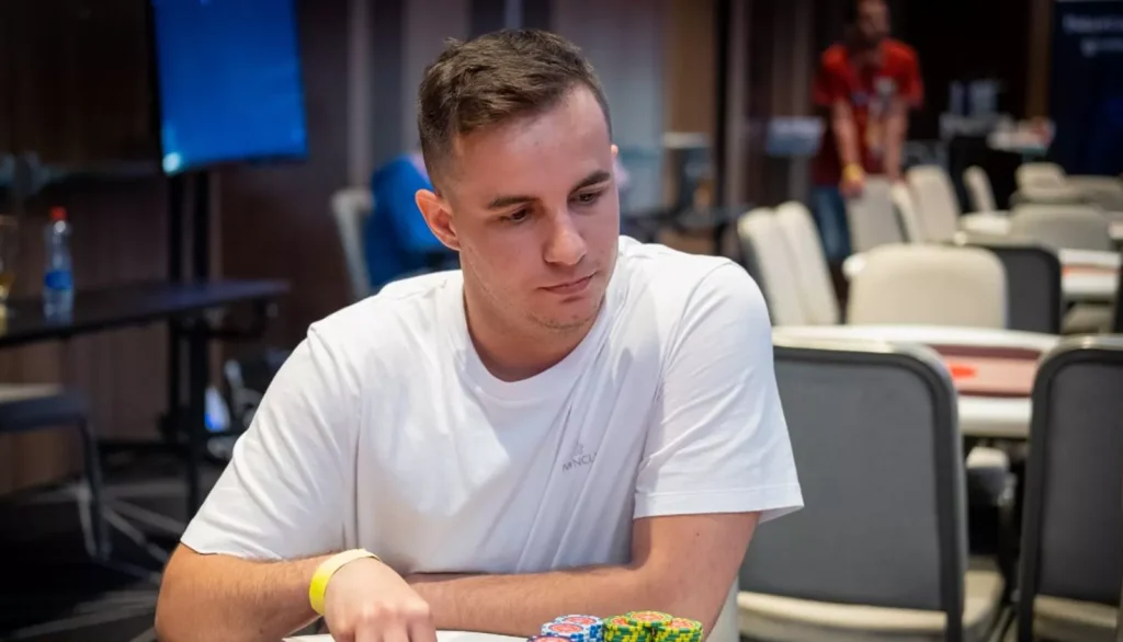 Juan Carlos Vecino Dueñas ble født i Madrid, Spania, hvor han fra ung alder viste en stor lidenskap for brettspill og strategi.