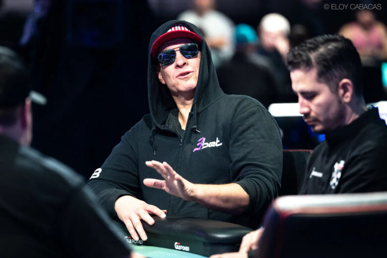 Største livegevinst: $460K for seieren i $10K Limit Hold'em 2009. Mueller, tidligere ishockeyspiller, har tre WSOP-armbånd og Wikipedia-side. Fra Full Tilt-æraen kjent som FBT.