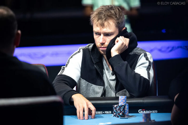 Boos, med best livegevinst på $55K, spiller normalt turneringer under $500. Årets WSOP Main Event er hans første. Han doblet med tiere mot A-K etter nøye vurdering – valgte å spille for seier, ikke premiehopp