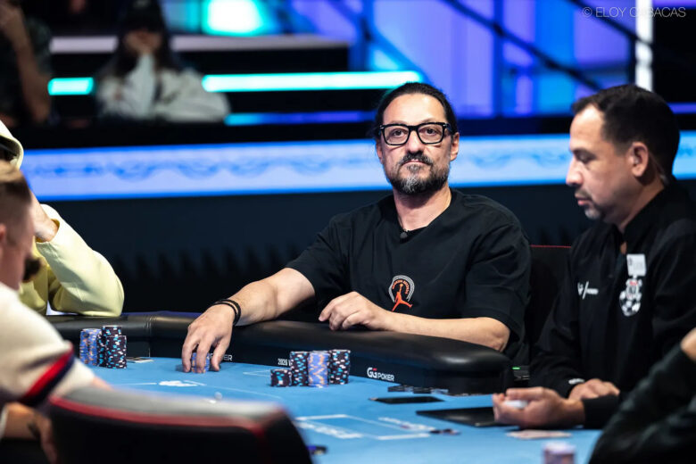 Evagorou, hobbyspiller siden 2009, har $45K i beste livegevinst (6. plass i Merit Poker 2022). Han er i sitt første WSOP Main Event – som Mario Boos.
