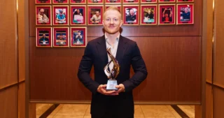 Jason Koon ble i august 2026 innlemmet i Poker Hall of Fame. Valget var udiskutabelt, men miljøet undret seg over at medlemmene kun valgte én – til tross for at stemmesystemet i 2026 åpnet for flere kandidater.