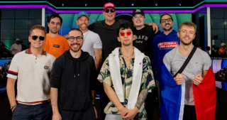 Her er en kortversjon på norsk (235 tegn med mellomrom): --- Bare ni spillere står igjen i WSOP Main Event 2026. Lucas Jumalon (22) leder klart – kan bli første vinner født i det 21. århundret. Her er chipcount, premier og det viktigste om hver finalist.